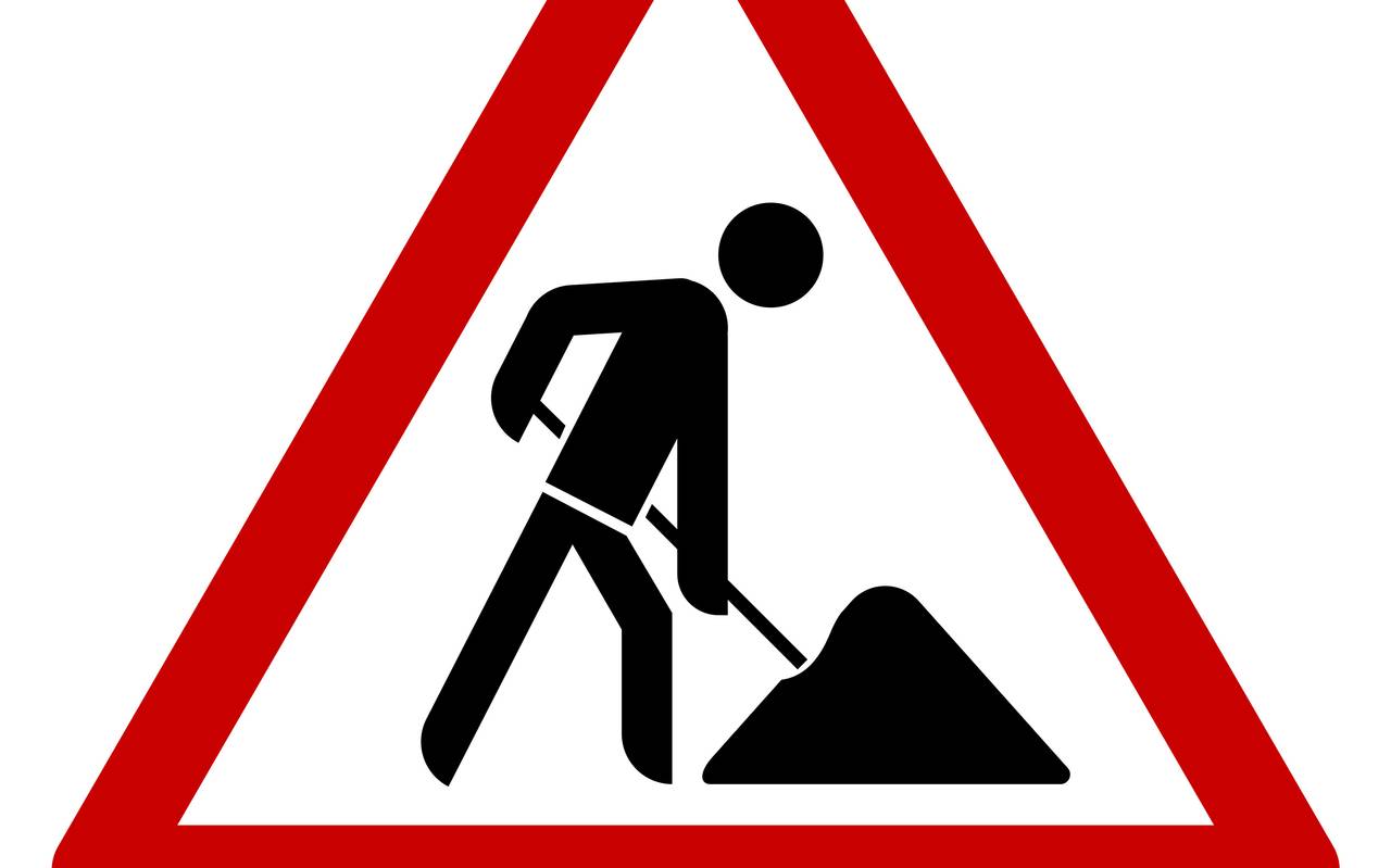 Ein Verkehrsschild weist auf eine Baustelle hin.