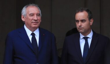 Der neue französische Premierminister Sebastien Lecornu (rechts) neben seinem Vorgänger Francois Bayrou