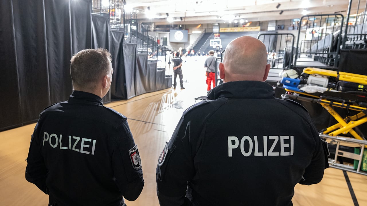 EuroCup-Start in Hamburg: Uhren-Panne im Hochsicherheits-Spiel | Sport