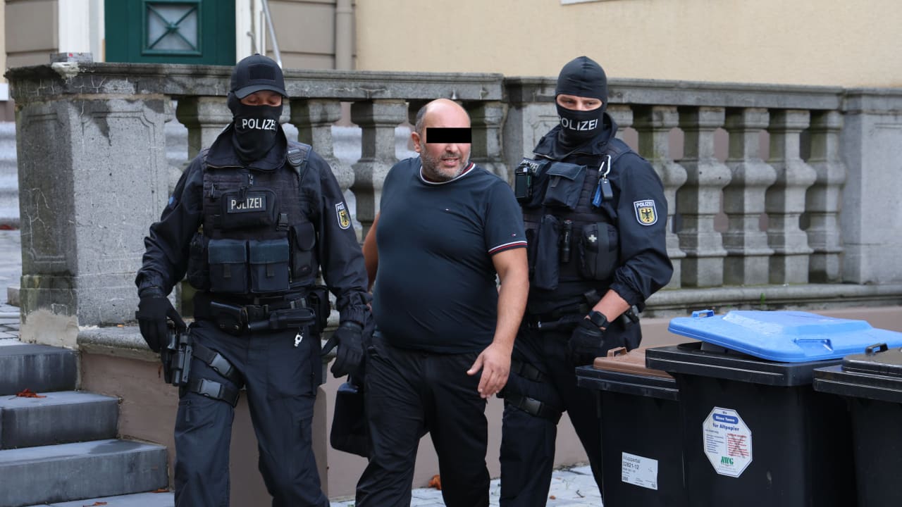 Razzia in Wuppertal: Aserbaidschaner soll 87 Menschen geschleust haben | Regional