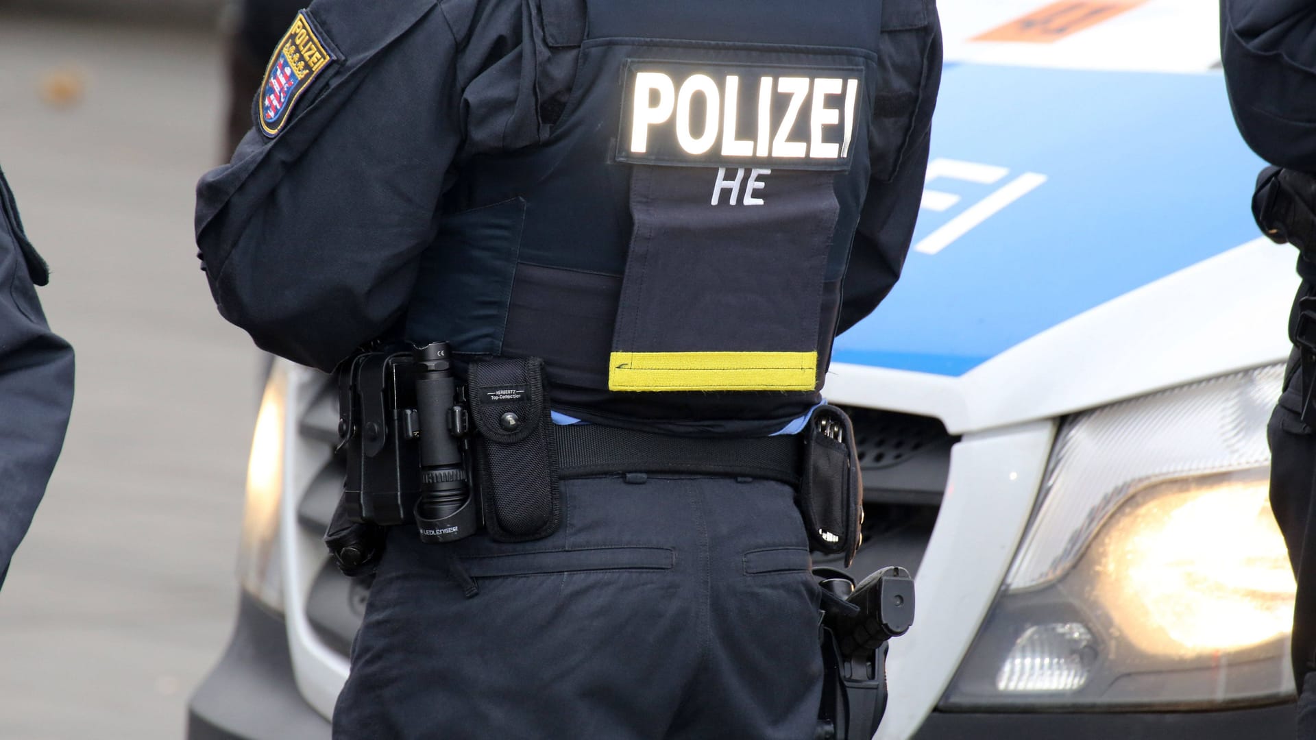 Beamte bei einem Polizeieinsatz in Hessen (Archivbild):