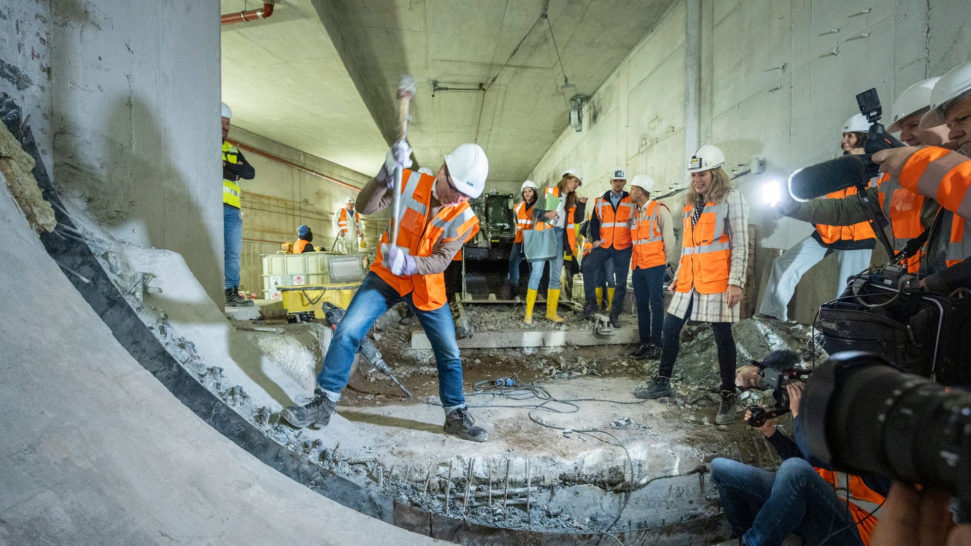 Bei einem Pressetermin zum Tunneldurchbruch lässt sich Frankfurts Mobilitätsdezernent Wolfgang Siefert (Grüne) mit schwingendem Hammer ablichten.