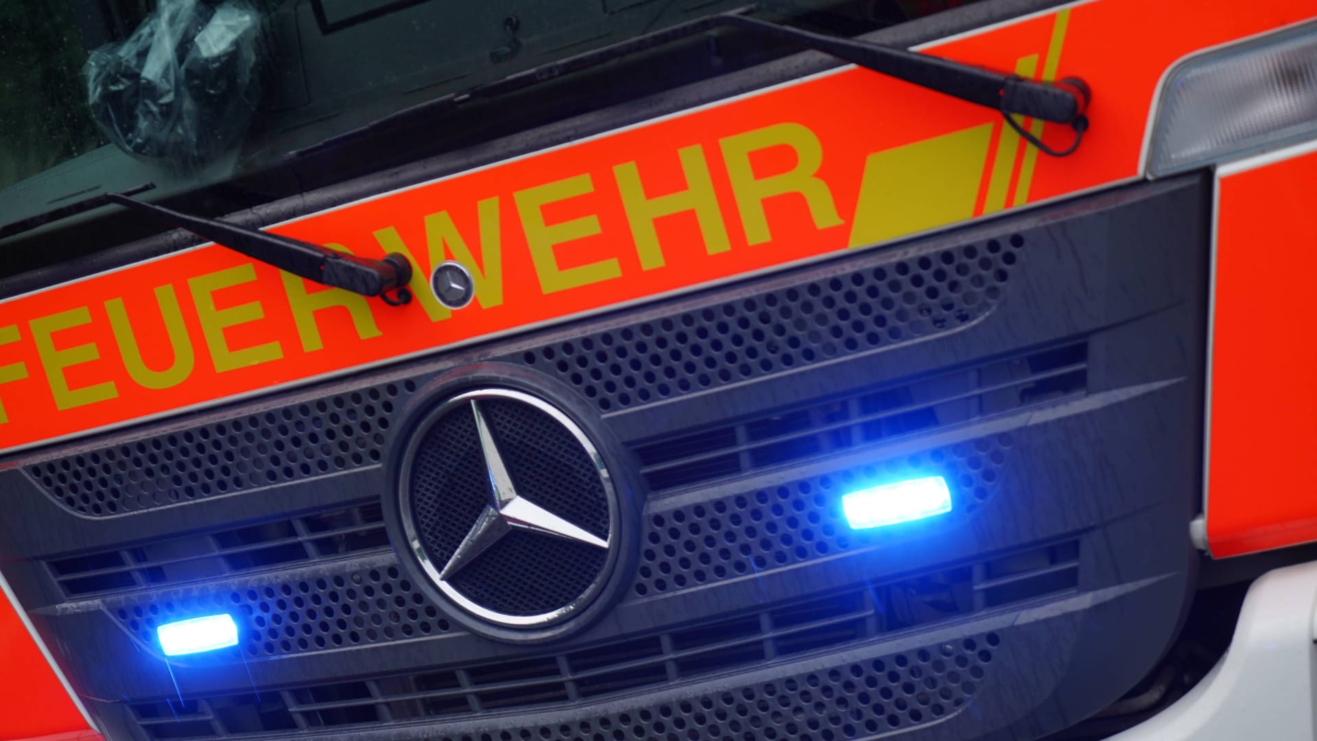 Feuerwehrfahrzeug im Einsatz mit Blaulicht (Symbolfoto): Mehr als 100 Helfer sind seit 19.30 Uhr auf der Elbinger Straße in Nürnberg im Einsatz. Feuerwehrfahrzeug im Einsatz mit Blaulicht (Symbolfoto): Mehr als 100 Helfer sind seit 19.30 Uhr auf der Elbinger Straße in Nürnberg im Einsatz.