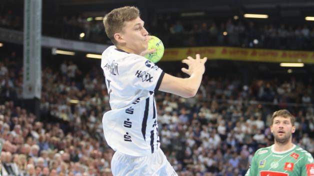 Bence Imre (links), der hier vor Malte Donker vom TSV GWD Minden zum Wurf kommt, steuerte vier Tore zum Sieg des THW Kiel bei.
