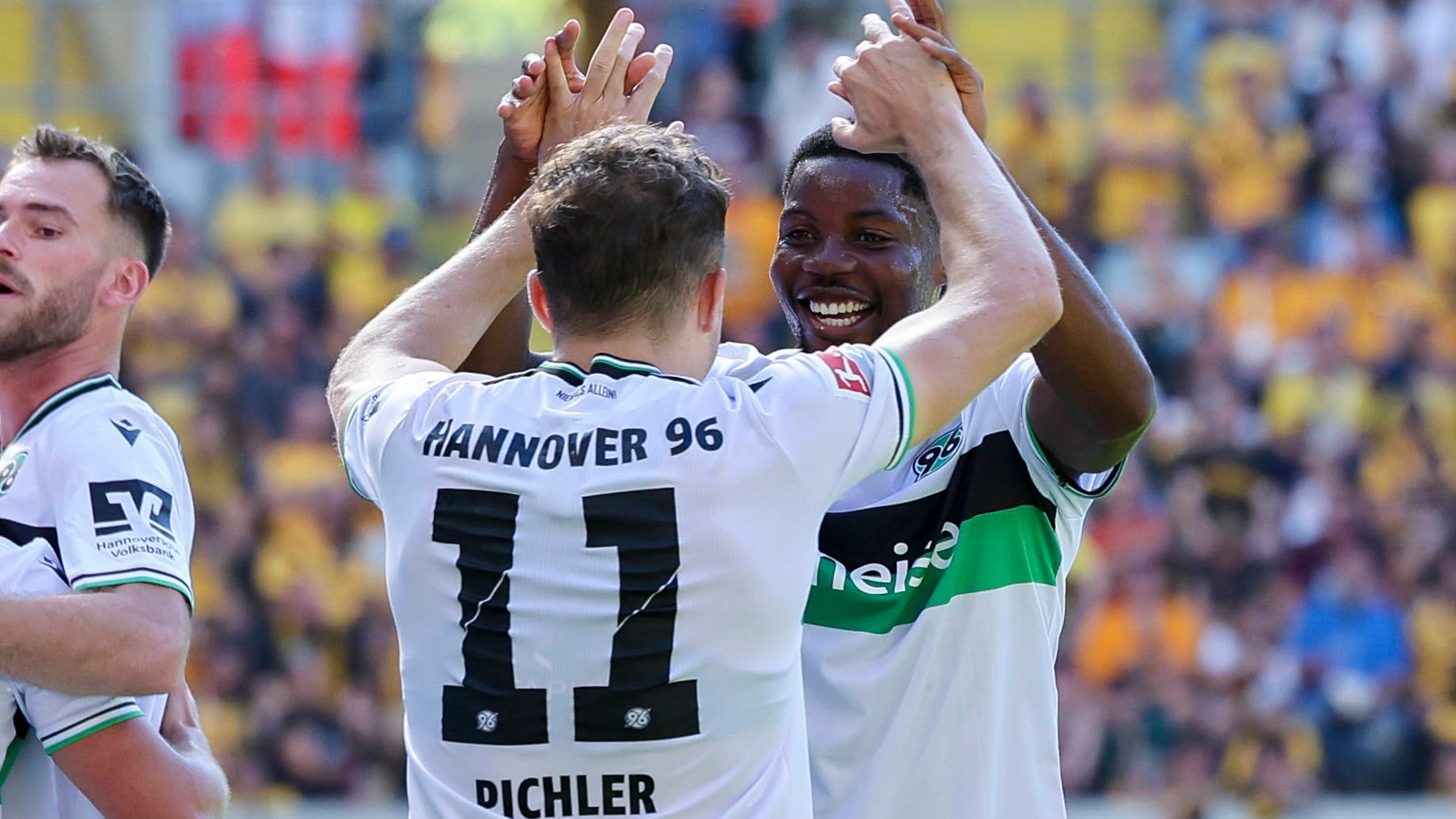 Benedikt Pichler bejubelt seinen Treffer zum 0:1 in Dresden mit Ime Okon: Die nächste Partie für Hannover 96 steht am Sonntag an.