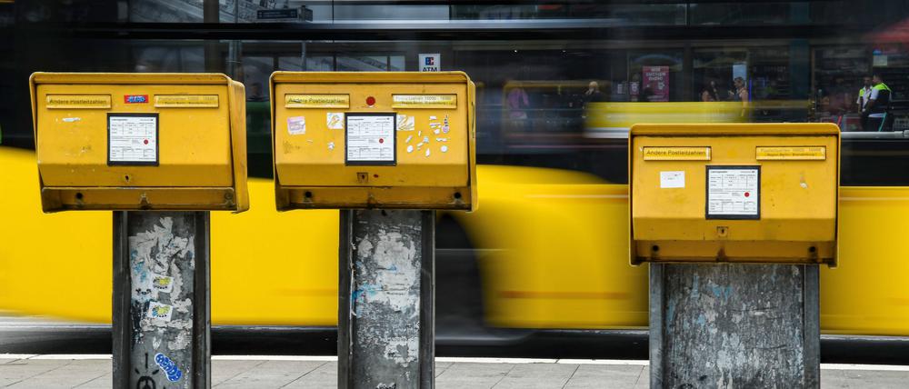 Drei Briefkästen in Berlin am Bahnhof Zoo.
