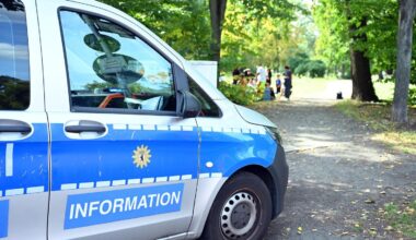 Ein Einsatzfahrzeug der Polizei steht an der Unfallstelle in Berlin-Wedding