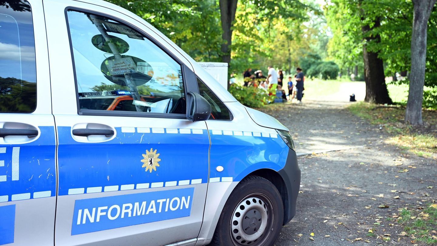 Ein Einsatzfahrzeug der Polizei steht an der Unfallstelle in Berlin-Wedding