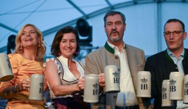 Markus Söder feiert Oktoberfest vor dem Kanzleramt