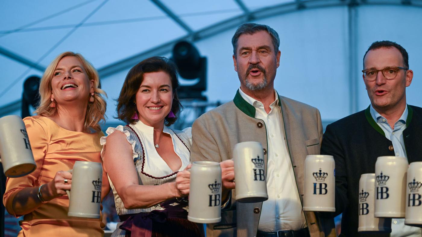 Markus Söder feiert Oktoberfest vor dem Kanzleramt