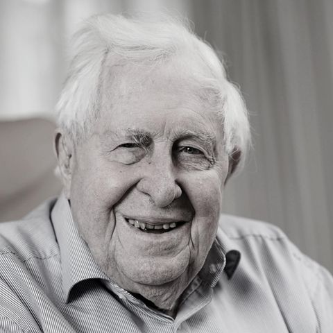 Bernhard Vogel lächelt während eines Gesprächs 2022 in seinem Wohnzimmer