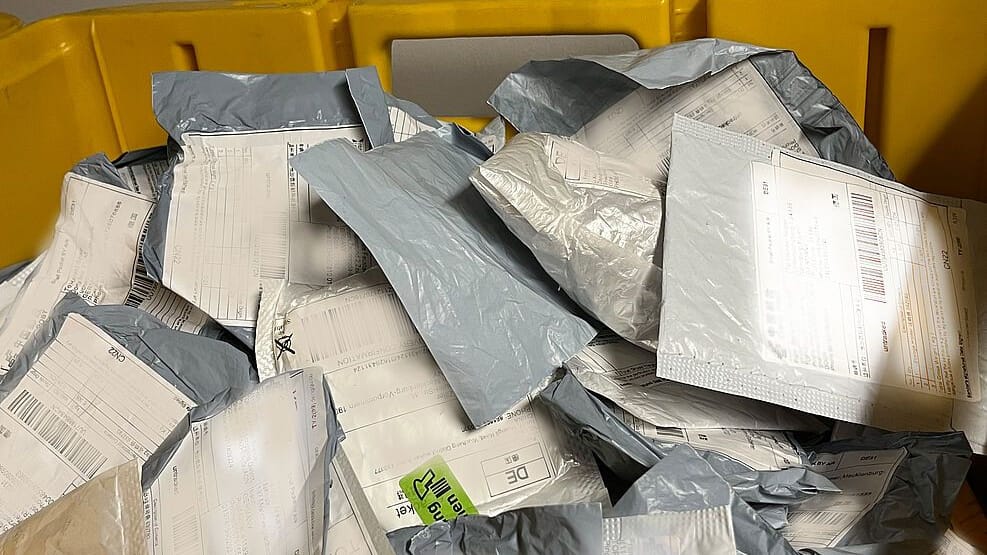 Beschlagnahmte Saatguttüten in der Post (Symbolfoto): Vor allem in Hessen werden diese Tüten verschickt.