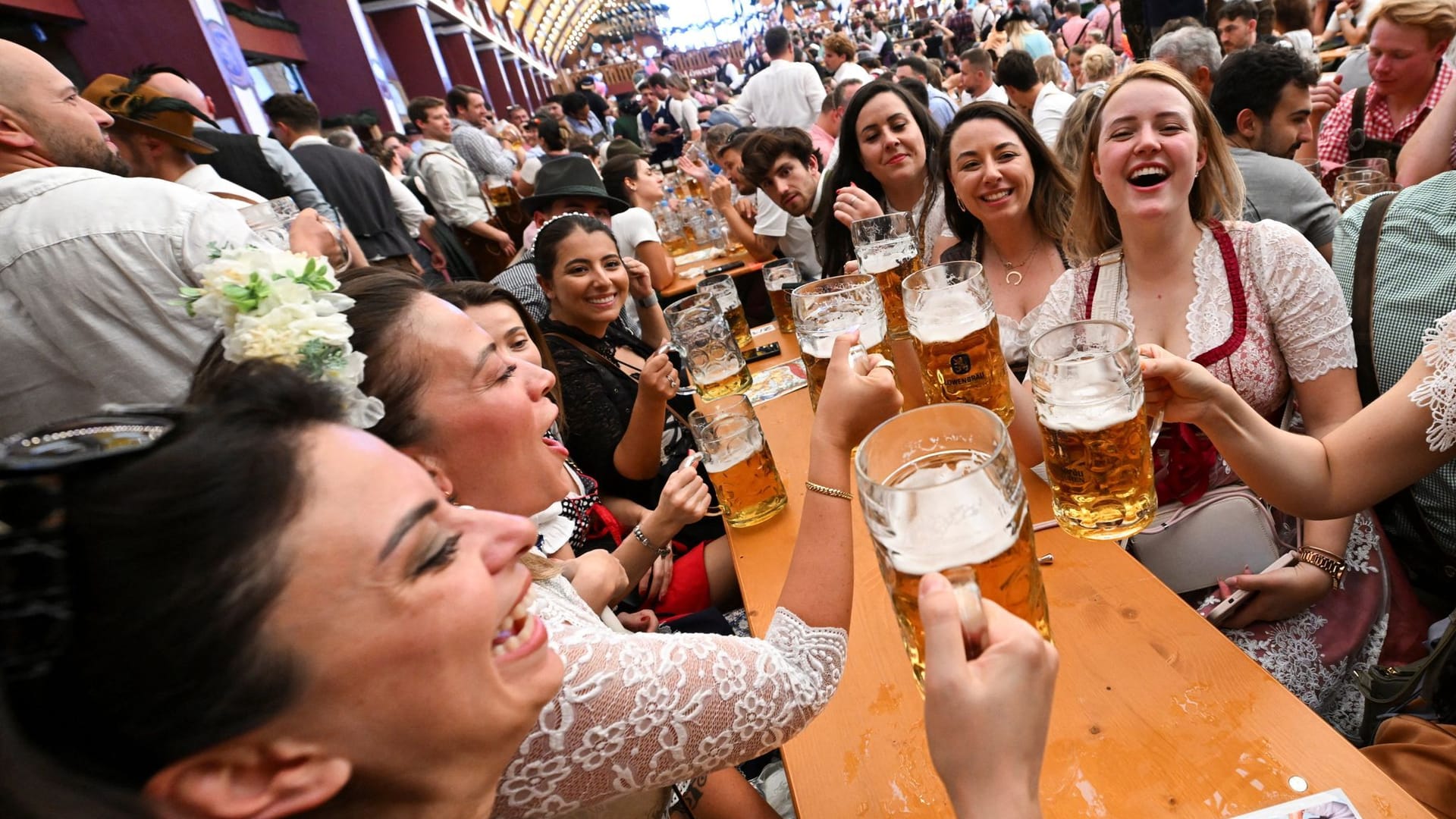 Besucher auf dem Oktoberfest: Für die Maß Bier werden über 15 Euro fällig – doch es geht noch deutlich teurer. Besucher auf dem Oktoberfest: Für die Maß Bier werden über 15 Euro fällig – doch es geht noch deutlich teurer.