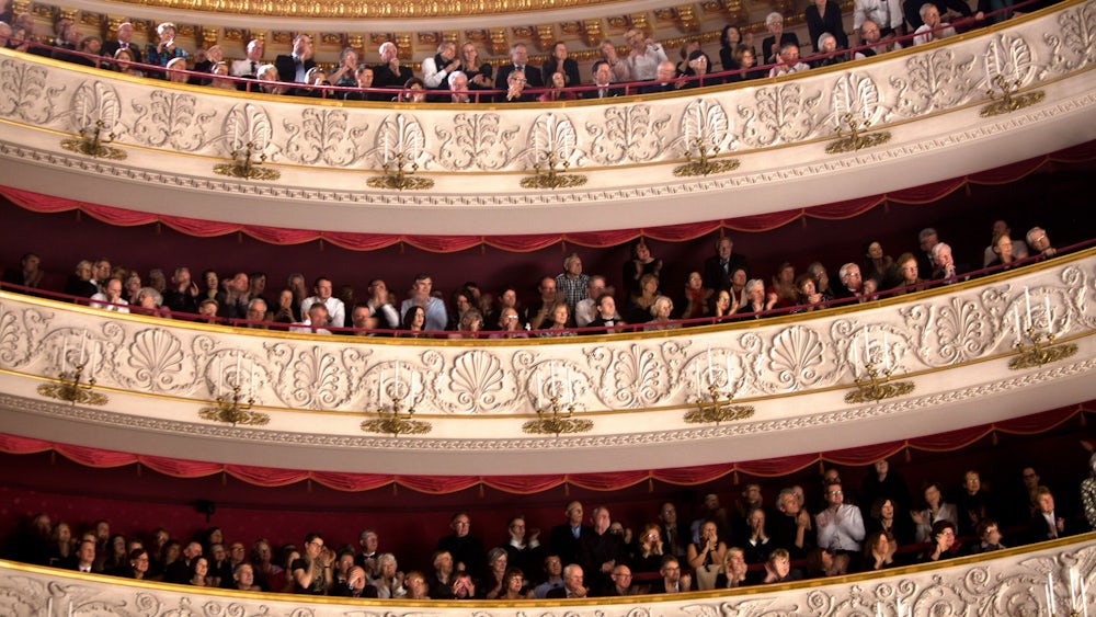 Wer würde  nicht gerne mal hier sitzen? Zuschauer in der Bayerischen Staatsoper.