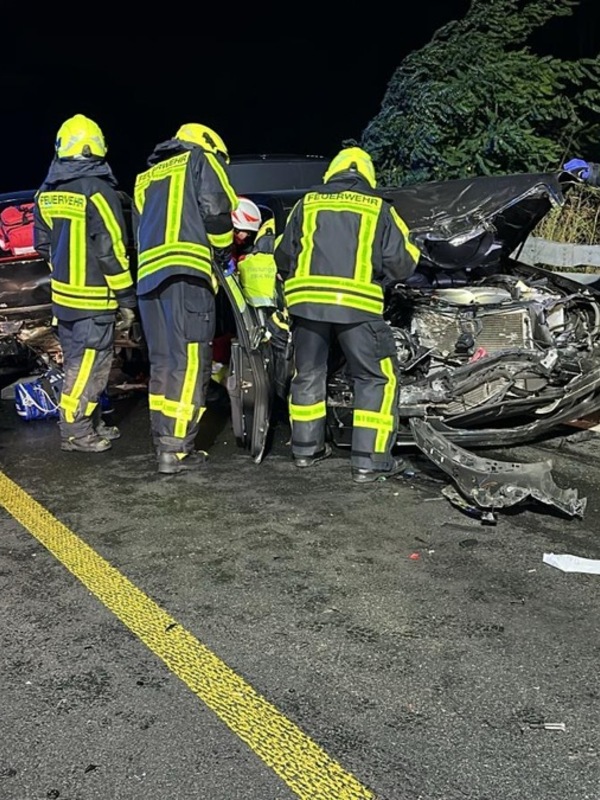 Am Mittwochabend (03.09.2025) um 22:05 Uhr wurde die Feuerwehr zu einem Verkehrsunfall auf