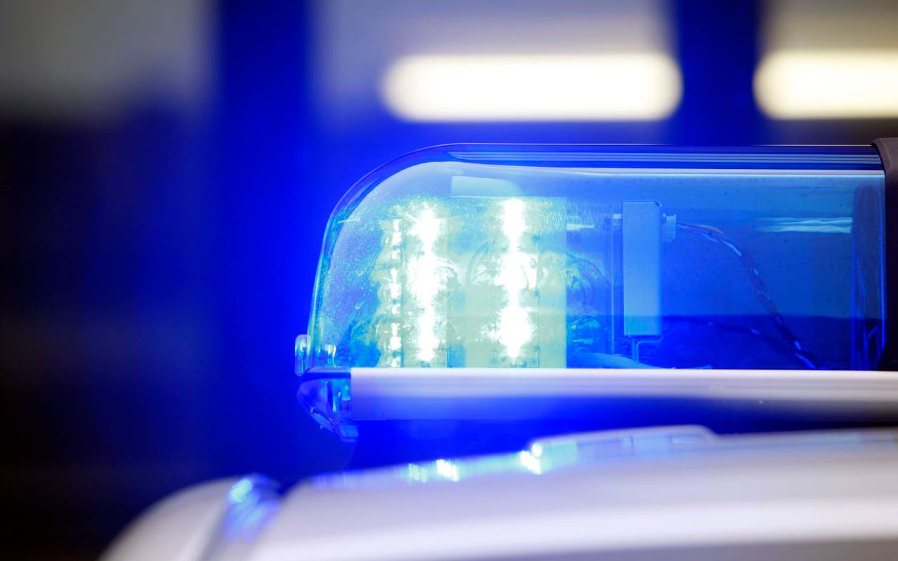 Das Blaulicht auf einem Polizeiwagen leuchtet