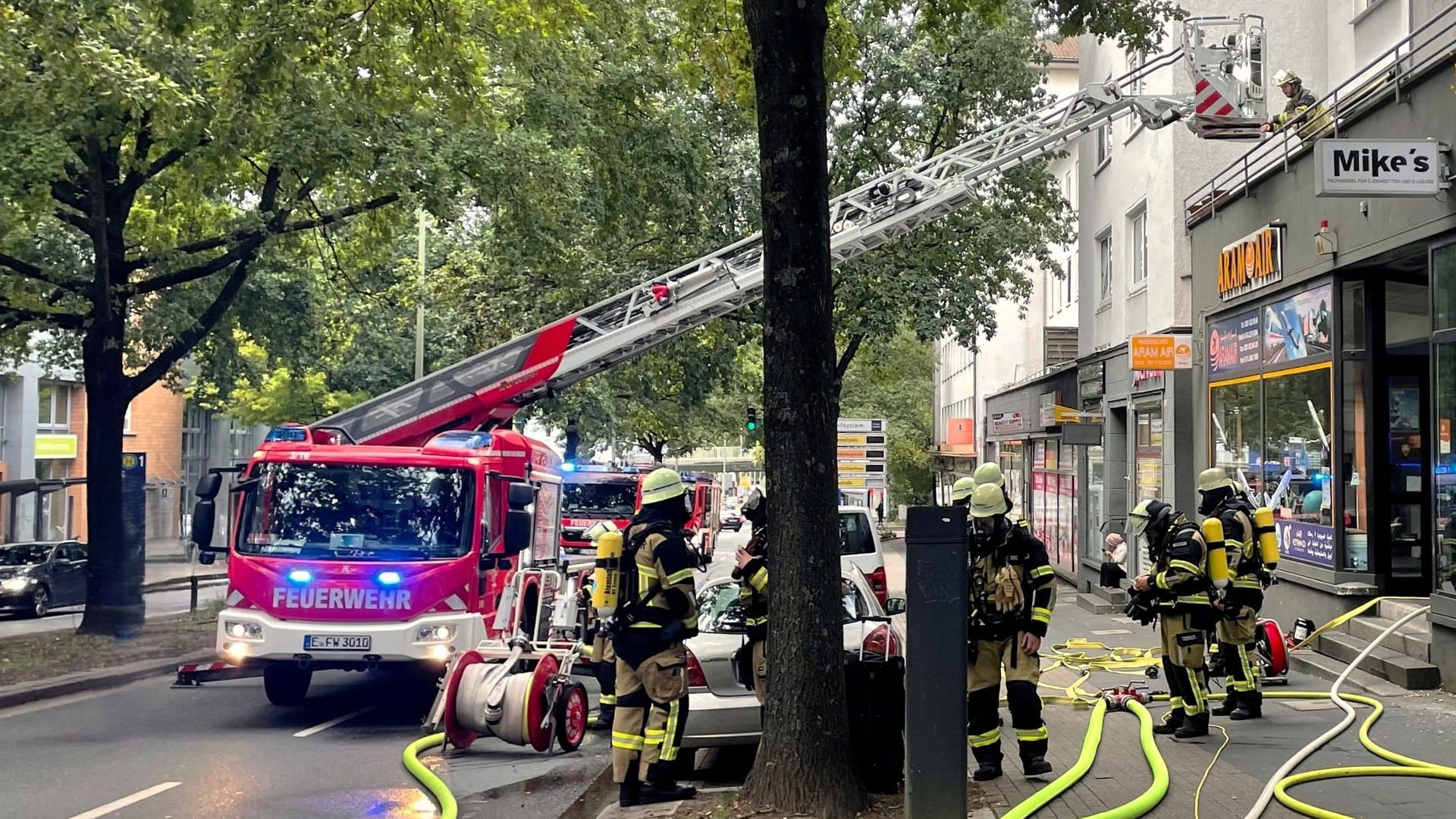 Blick auf die Einsatzstelle in der Hindenburgstraße: Die Feuerwehr musste zu einem Kellerbrand ausrücken.