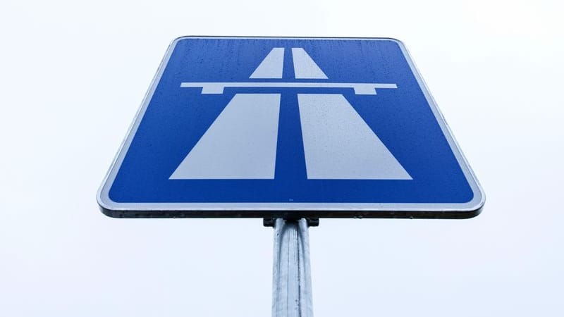 Blick auf ein Autobahnschild (Symbolbild): Der Unfall ereignete sich in Fahrtrichtung Nord kurz hinter der Autobahnauffahrt Braunschweig-Lehndorf.
