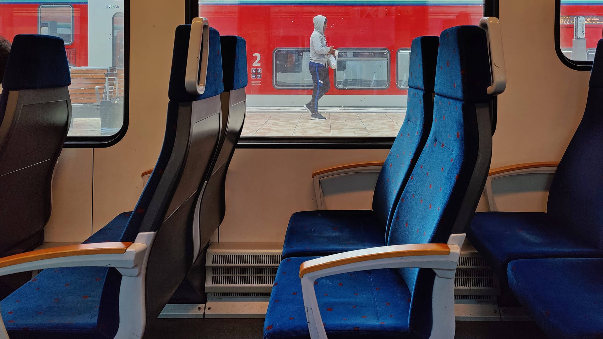 Blick in den Innenraum eines Regionalzugs (Symbolbild): Im Februar wurde eine Schülerin von einem 24-Jährigen vergewaltigt. Blick in den Innenraum eines Regionalzugs (Symbolbild): Im Februar wurde eine Schülerin von einem 24-Jährigen vergewaltigt.