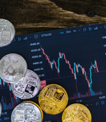 Eine Vielzahl von Kryptowährungen, darunter Bitcoin und Ethereum, liegt auf einem digitalen Chart, der Preistrends anzeigt. Die Grafik illustriert die Volatilität des Marktes und die Relevanz von Blockchain-Technologien in der Finanzwelt.