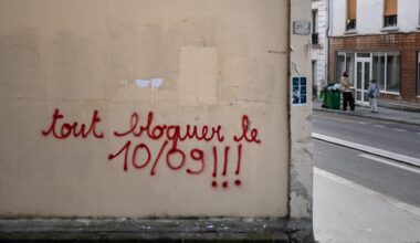 An einer Wand ist die Parole "bloquons tout" - zu deutsch "alles blockieren - mit Farbe gesprüht.