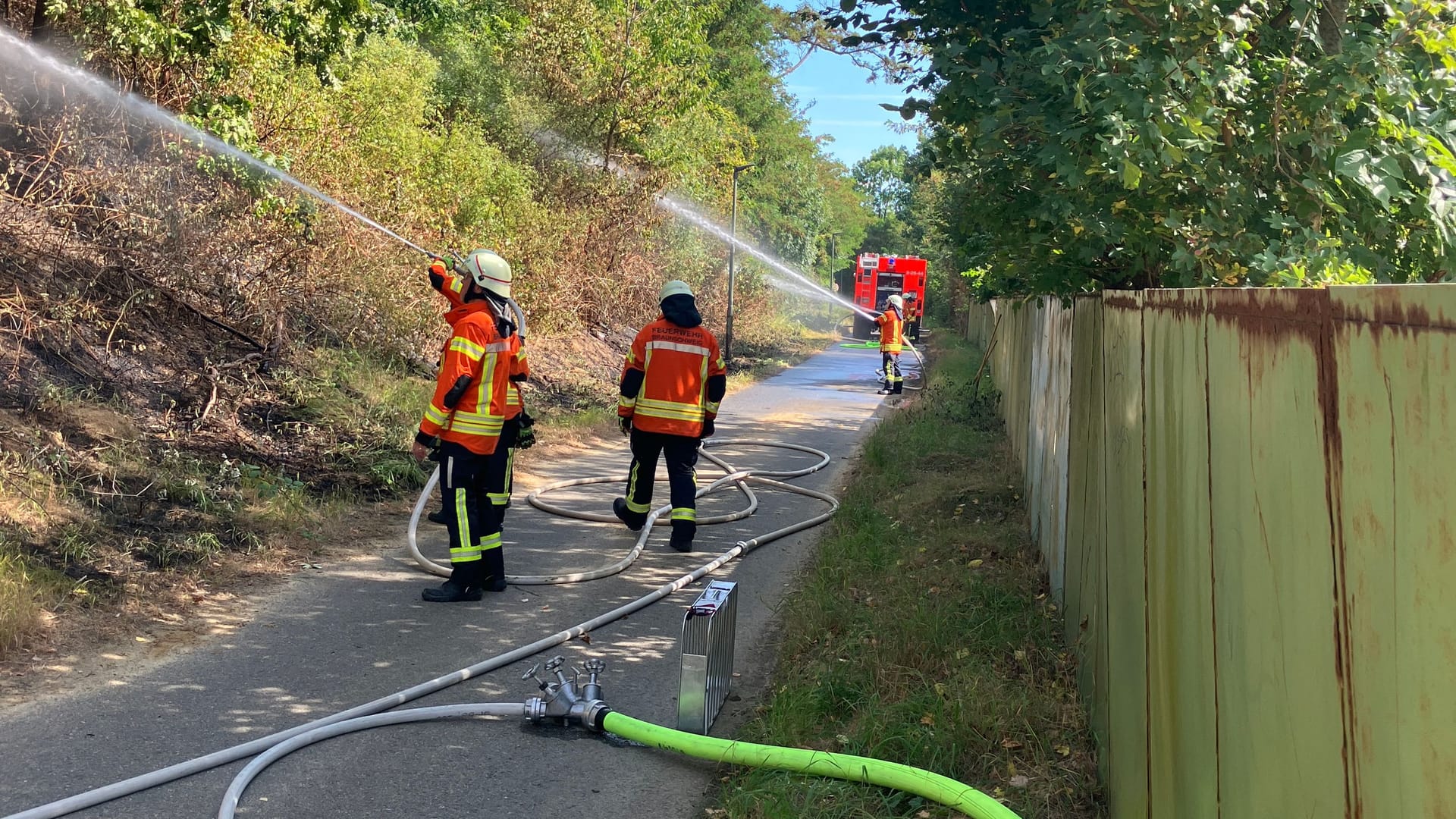 Böschungsbrand in Braunschweig: Feuerwehr im Großeinsatz.