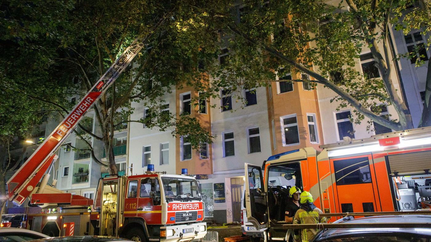 Wohngebäude nach Dachstuhlbrand in Berlin-Schöneberg einsturzgefährdet