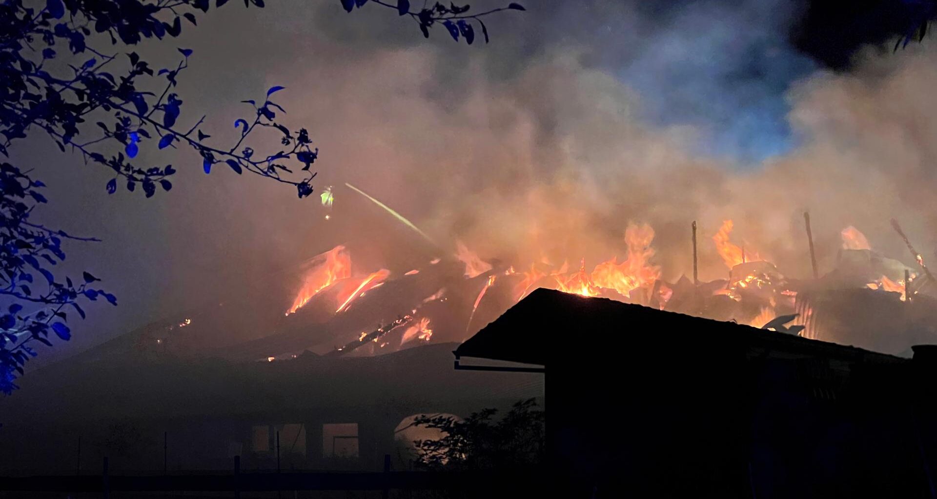Lagerhalle von Pferdehof in Flammen - schwierige Löscharbeiten ➤ Hessen am Morgen: Die Nachrichten im Ticker | hessenschau.de
