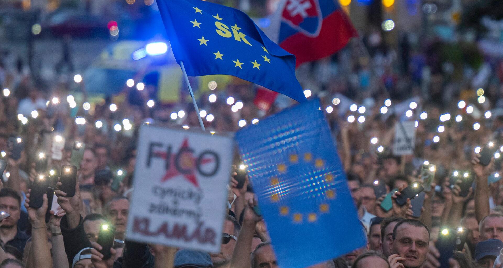 Menschen demonstrieren in Bratislava gegen Ministerpräsident Fico.