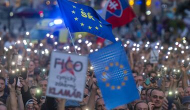 Menschen demonstrieren in Bratislava gegen Ministerpräsident Fico.