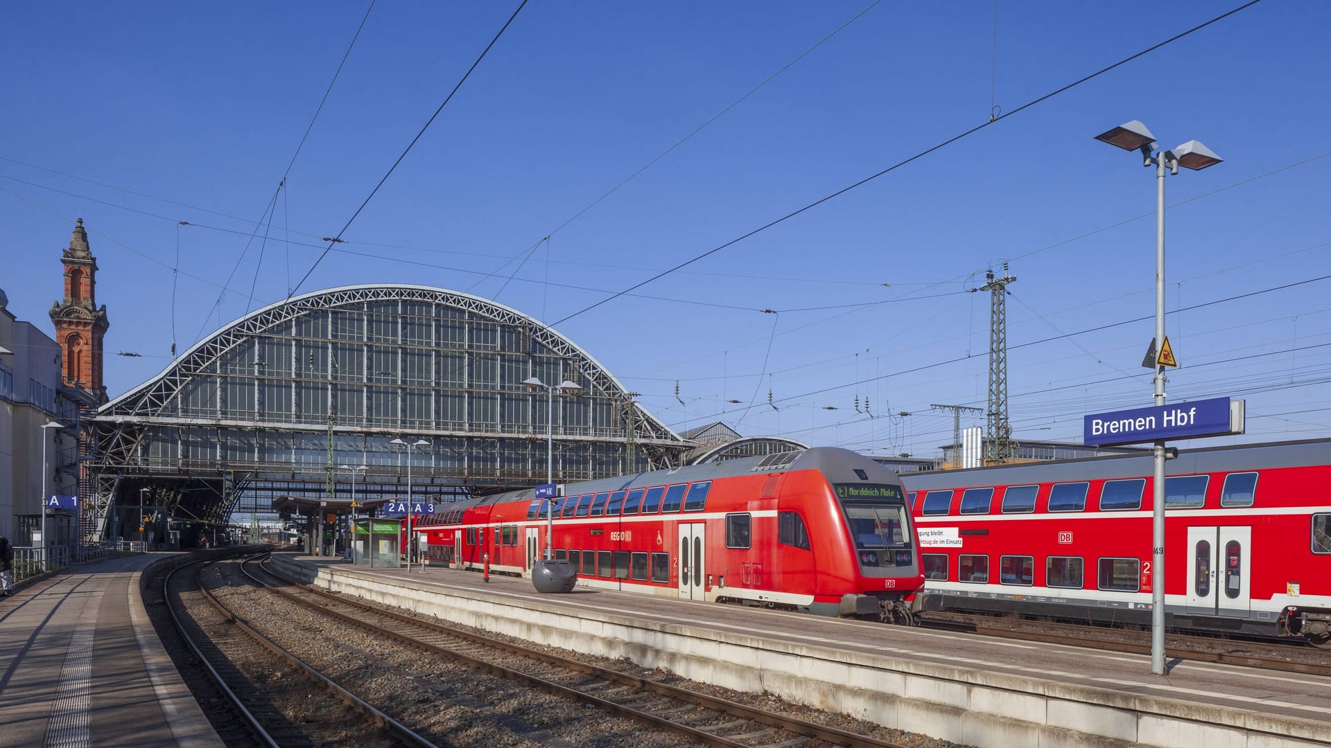 Bremer Hauptbahnhof: Reisende müssen auf Busse umsteigen.