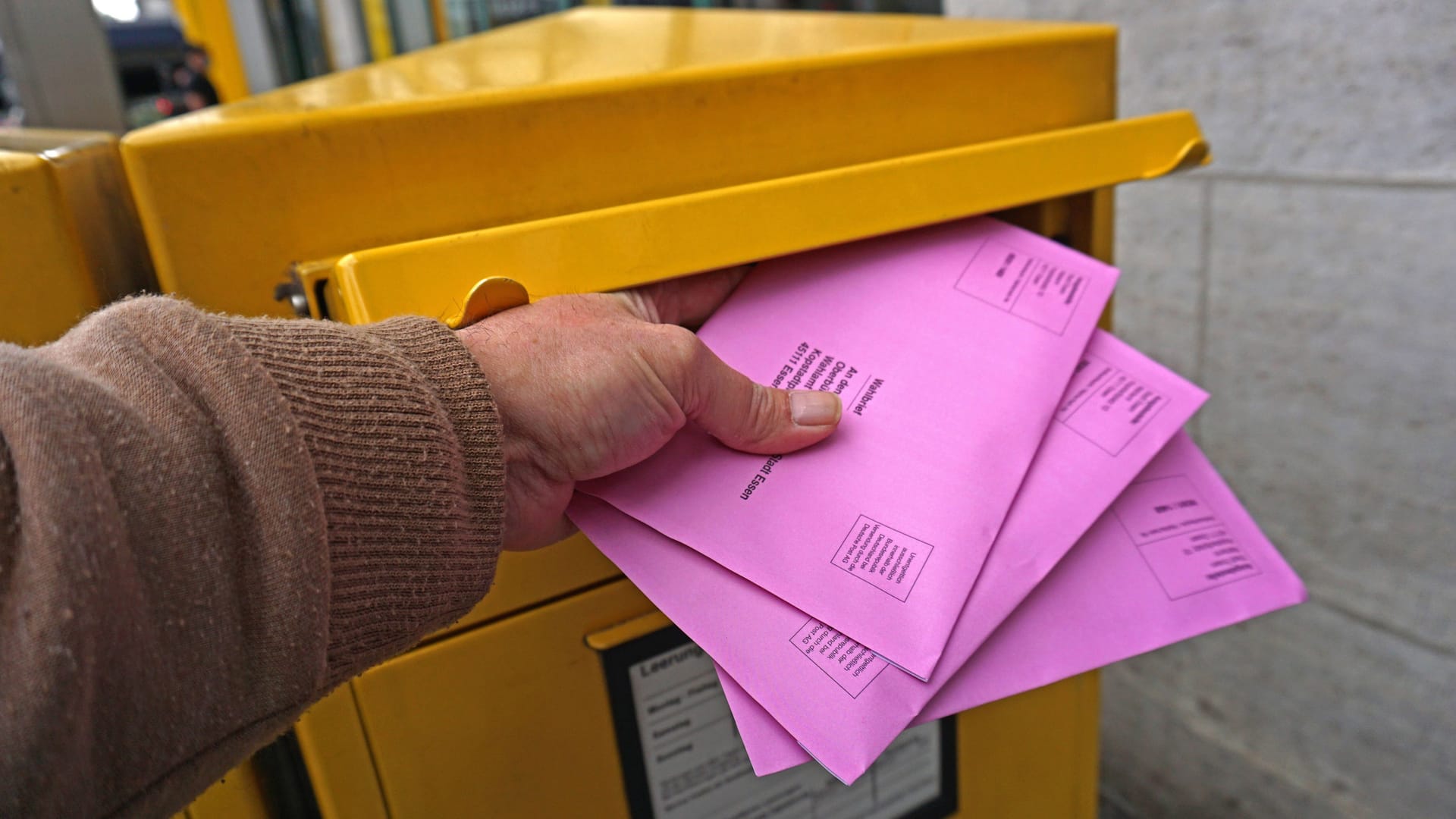 Briefwahlunterlagen werden in einen Briefkasten geworfen (Archivbild): Aktuell können in Essen keine Briefwahlunterlagen für die Wahlen am 14. September beantragt werden.