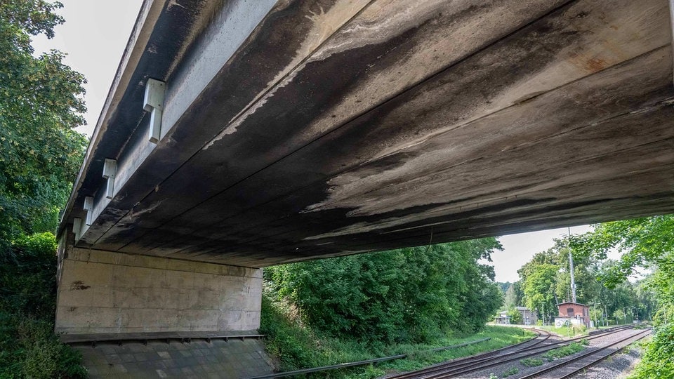 Bahnstrecke Dresden - Zittau: Freie Fahrt nach Brückenabriss in Mittelherwigsdorf