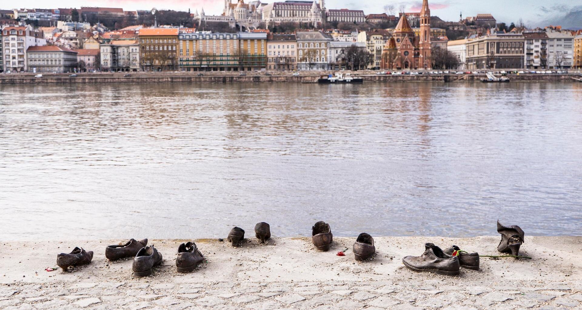 Schuhe stehen am Donauufer: Ein Mahnmal zu Ehren der Juden, die während des Zweiten Weltkriegs in Budapest massakriert wurden. (Quelle: picture alliance)