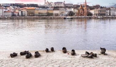 Schuhe stehen am Donauufer: Ein Mahnmal zu Ehren der Juden, die während des Zweiten Weltkriegs in Budapest massakriert wurden. (Quelle: picture alliance)