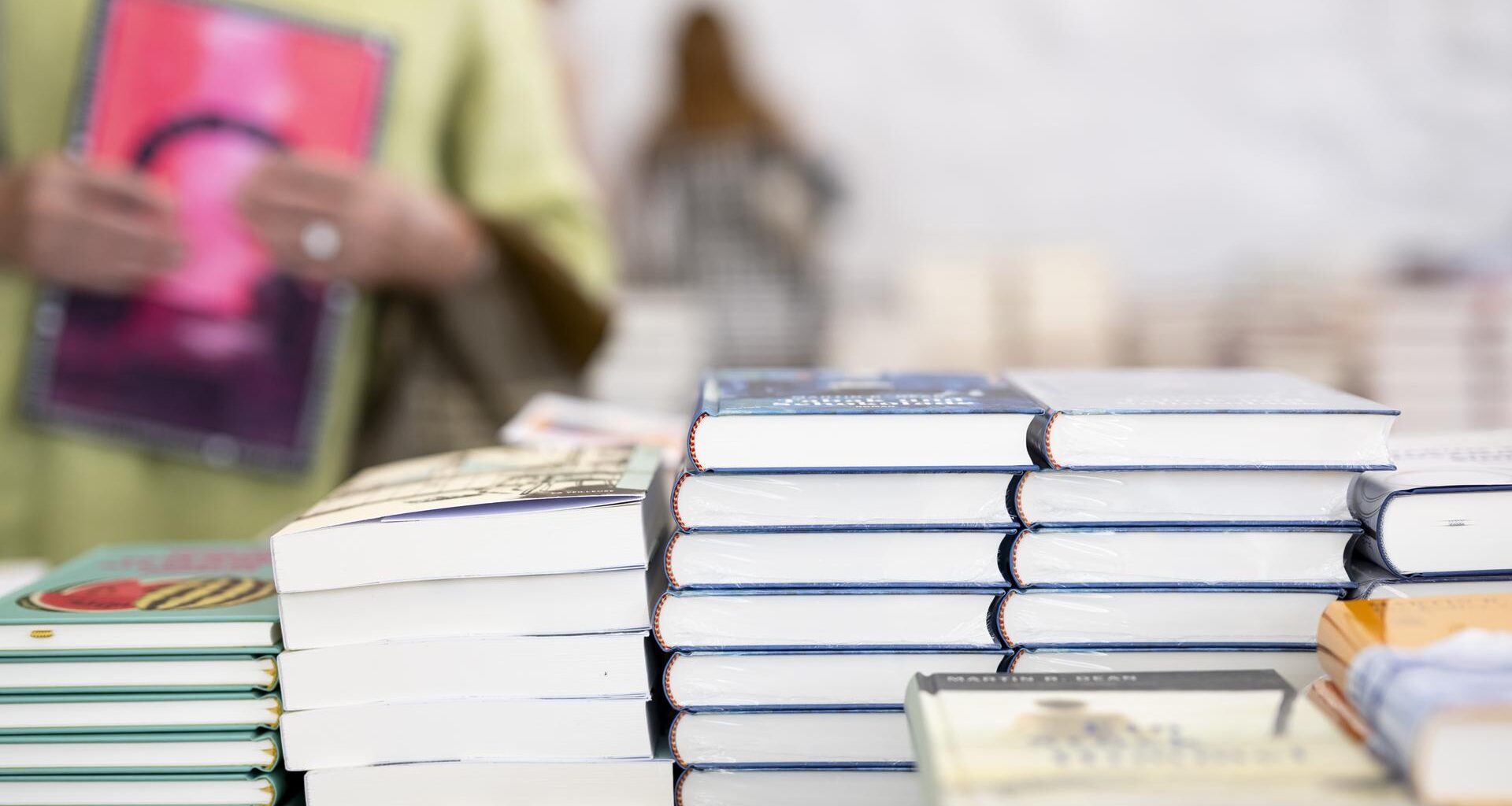 Ticker zur Buchmesse 2025 ➤ Friedenspreis: Petrowskaja hält Laudatio auf Karl Schlögel | hessenschau.de