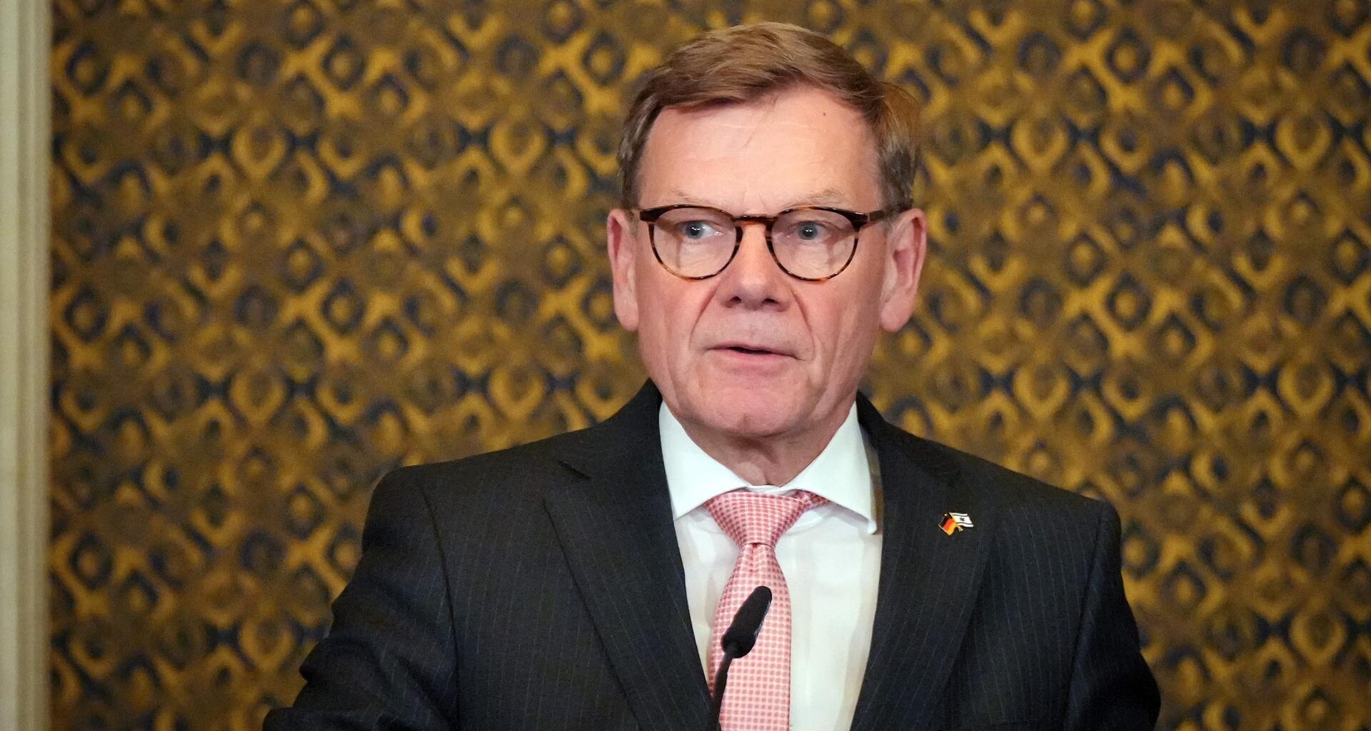 Bundesaußenminister Johann Wadephul in Anzug und mit Brille. Er trägt eine rosa Krawatte.