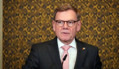 Bundesaußenminister Johann Wadephul in Anzug und mit Brille. Er trägt eine rosa Krawatte.
