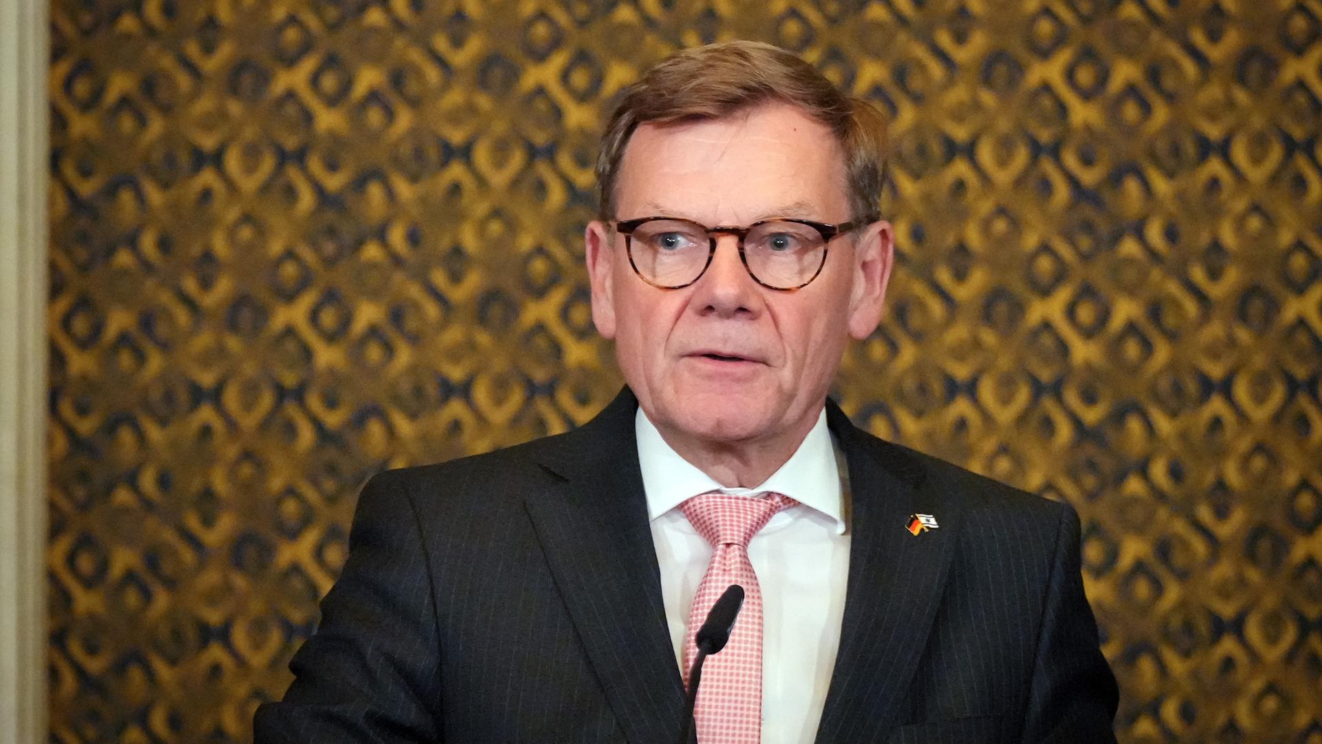 Bundesaußenminister Johann Wadephul in Anzug und mit Brille. Er trägt eine rosa Krawatte.
