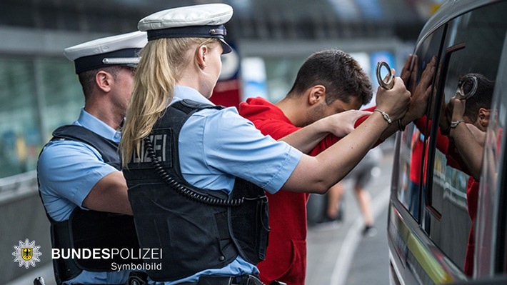 Bundespolizeidirektion München: Zweimal Widerstand am Sonntagmorgen - drei leicht verletzte Bundespolizisten