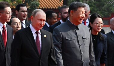 Privat-Unterhaltung wird aus Versehen öffentlich: Mega-Panne! Mikro überträgt heimlich Putin-Xi-Gespräch - BILD