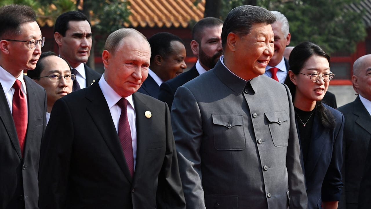 Privat-Unterhaltung wird aus Versehen öffentlich: Mega-Panne! Mikro überträgt heimlich Putin-Xi-Gespräch - BILD