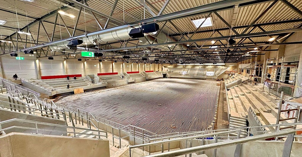 Die Baufirma Papenburg verspricht: Der Eisdom wird pünktlich fertig. Der Grundaufbau der Tribünen steht. Wie in einem Stadion geht es komplett rum.