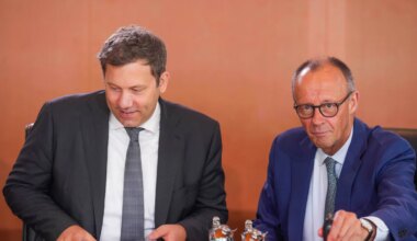 Datenhandel: Handynummern deutscher Politiker und Behördenchefs im Netz - Politik