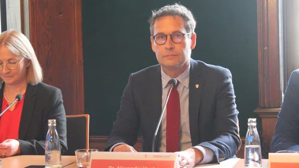 Halles Oberbürgermeister Alexander Vogt im Stadthaus