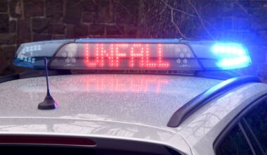 Wuppertal-Oberbarmen - Zwei junge Männer bei Unfall lebensgefährlich verletzt - Panorama