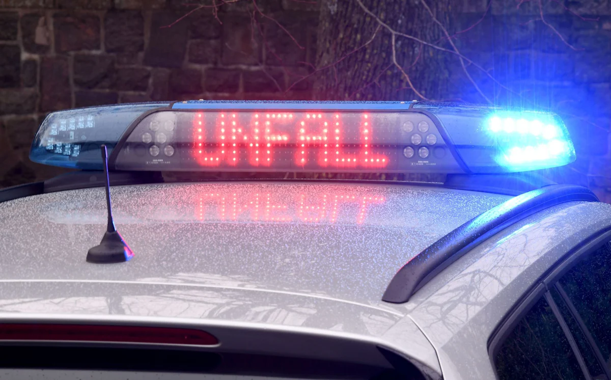Wuppertal-Oberbarmen - Zwei junge Männer bei Unfall lebensgefährlich verletzt - Panorama