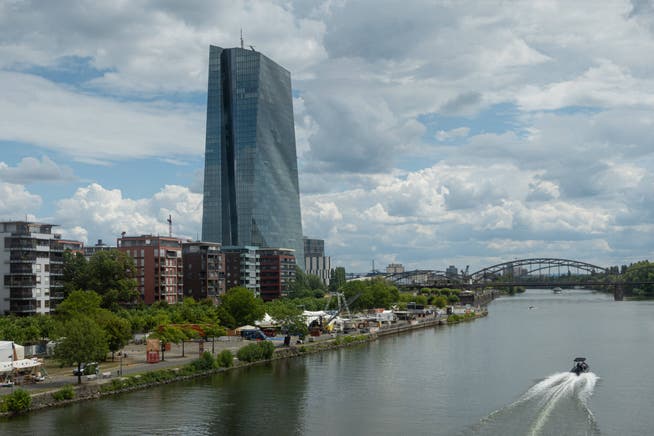 Das EZB-Hauptgebäude in Frankfurt: Die Notenbank hat am Donnerstag die Leitzinsen für die Euro-Zone unverändert bei 2 Prozent belassen.
