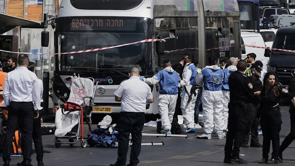 Rettungskräfte am Ort eines Anschlags, bei dem in Jerusalem mehrere Menschen getötet wurden.