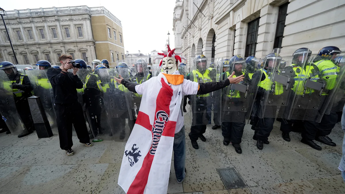 Rechte Großdemo in London: Zusammenstöße mit Polizei - Politik